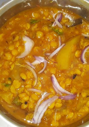 A picture of Chana dal and lauki ki sabzi.