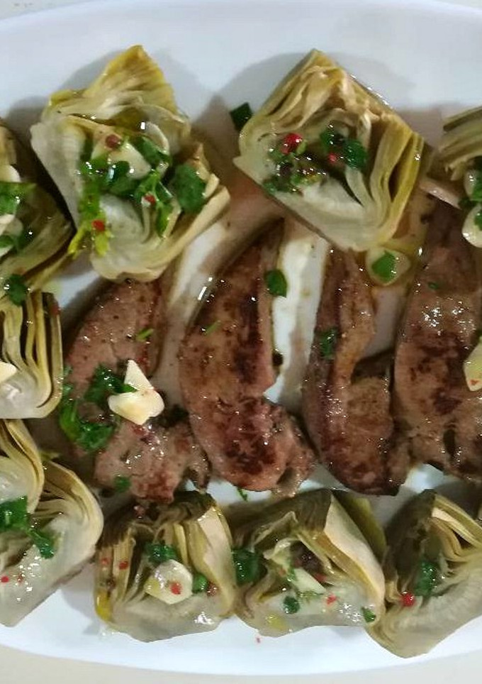 Una foto de Alcachofas a la vinagreta con hígado de cordero