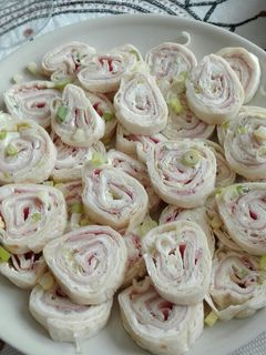 Una foto de Canapés de queso y jamón york