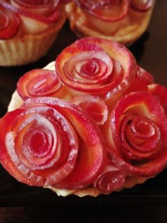 আপেল রোস স্ট্রবেরি জ্যাম জিলিং টার্ট (apple rose strawberry jam filling tart recipe in Bengali) রেসিপির প্রধান ছবি