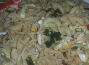 Una foto de Fideos de chía con repollo y mejillones
