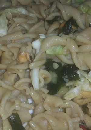 Una foto de Fideos de chía con repollo y mejillones