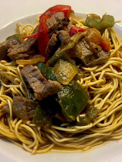 Una foto de Noodles con ternera, setas y verduras de “Blade Runner”