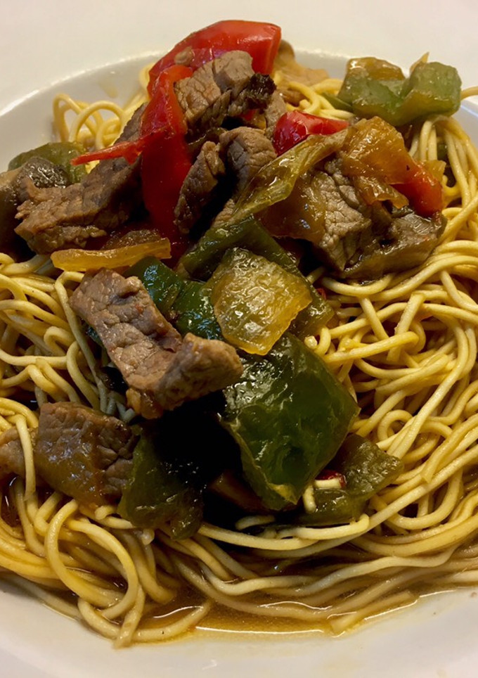 Una foto de Noodles con ternera, setas y verduras de “Blade Runner”