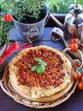 Tarte tatin ai pomodorini con crumble aromatizzato al basilico e limone
