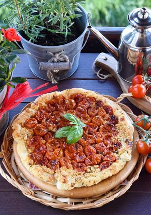 Foto di Tarte tatin ai pomodorini con crumble aromatizzato al basilico e limone