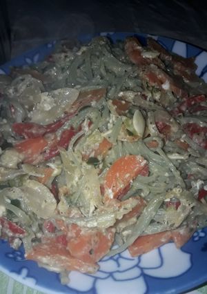 Una foto de Fideos con vegelates salteados