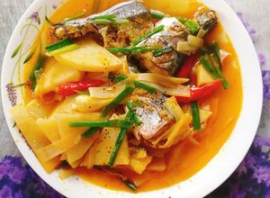 Hình của món Cá nục kho măng.