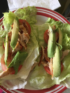 Una foto de Tacos de lechuga con pollo