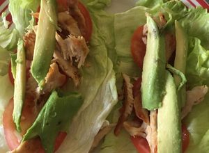 Una foto de Tacos de lechuga con pollo