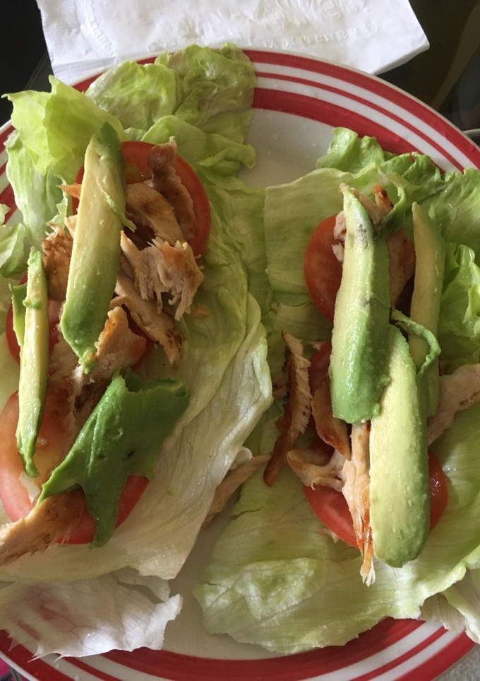 Una foto de Tacos de lechuga con pollo