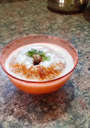 A picture of Dahi wada.