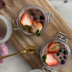 Una foto de Overnight oats de fresa