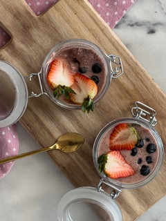 Una foto de Overnight oats de fresa