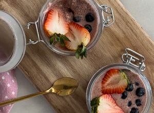 Una foto de Overnight oats de fresa