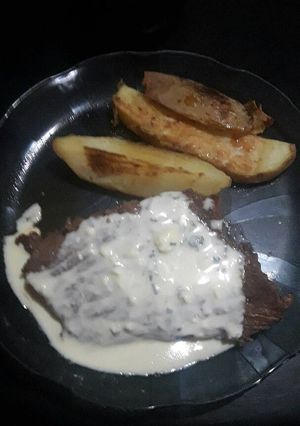 Una foto de Lomo al roquefort con papas canoa