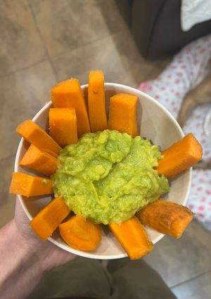 Una foto de Bastones de zanahoria con palta
