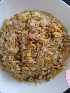 Una foto de Arroz chino tres delicias ¡perfecto!