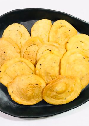 लेयर मठरी ( layered mathri recipe in Hindi) रेसिपी मुख्य फोटो