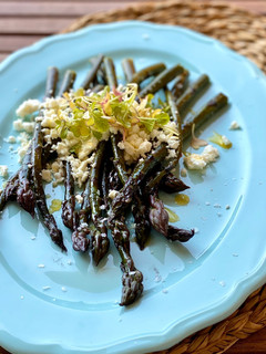 Una foto de Espárragos violetas con queso feta