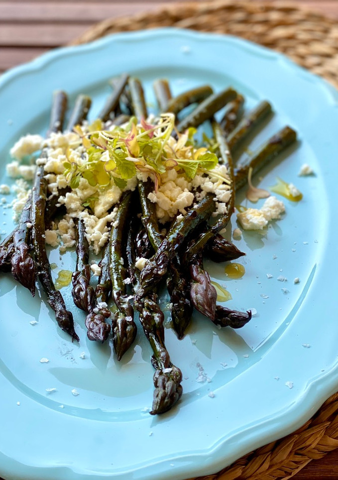 Una foto de Espárragos violetas con queso feta