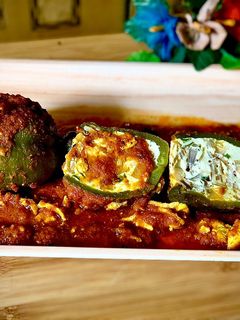 ডিম আর চিংড়ির পুর ভরা ক্যাপ্সিকাম (stuffed capsicum recipe in Bengali) রেসিপির প্রধান ছবি