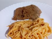Una foto de spaguetti con salsa