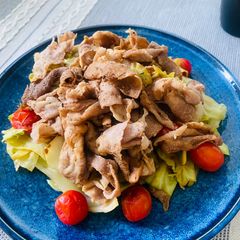 A picture of Stir-fried ginger pork with cabbage and cherry tomatoes.