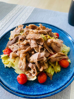 A picture of Stir-fried ginger pork with cabbage and cherry tomatoes.