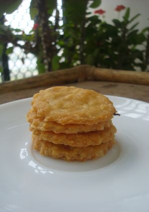 A picture of Cheddar Cheese Crackers.