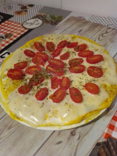 Una foto de Tortilla de setas con jamón con base de tomates al horno