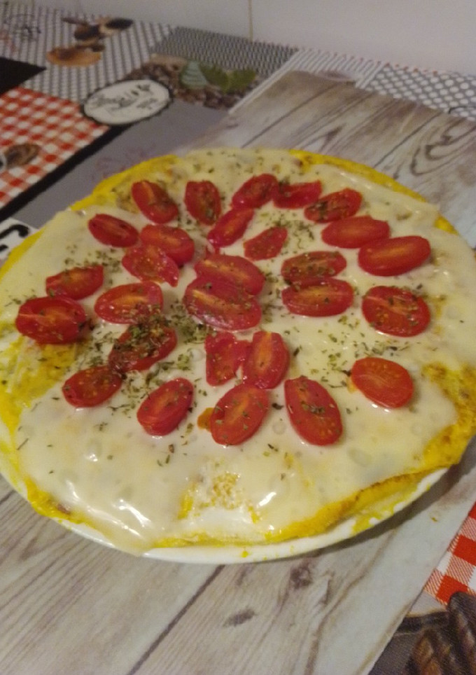 Una foto de Tortilla de setas con jamón con base de tomates al horno