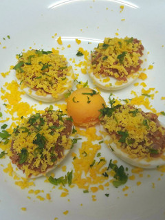Una foto de Huevos rellenos con atún tomate y quesito