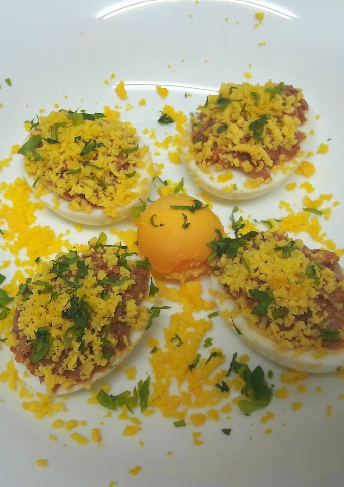Una foto de Huevos rellenos con atún tomate y quesito