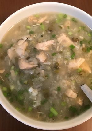 Hình của món Cháo đậu xanh cá hồi.