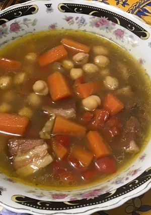 Une photo de Soupe de pois chiches, carottes, poivron et lard