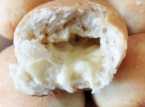 Una foto de Pancitos rellenos de queso 🧀😋