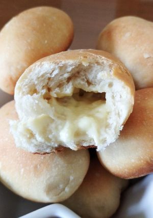 Una foto de Pancitos rellenos de queso 🧀😋