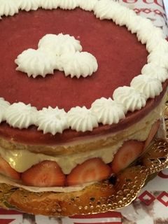 Una foto de Tarta de crema pastelera y fresa