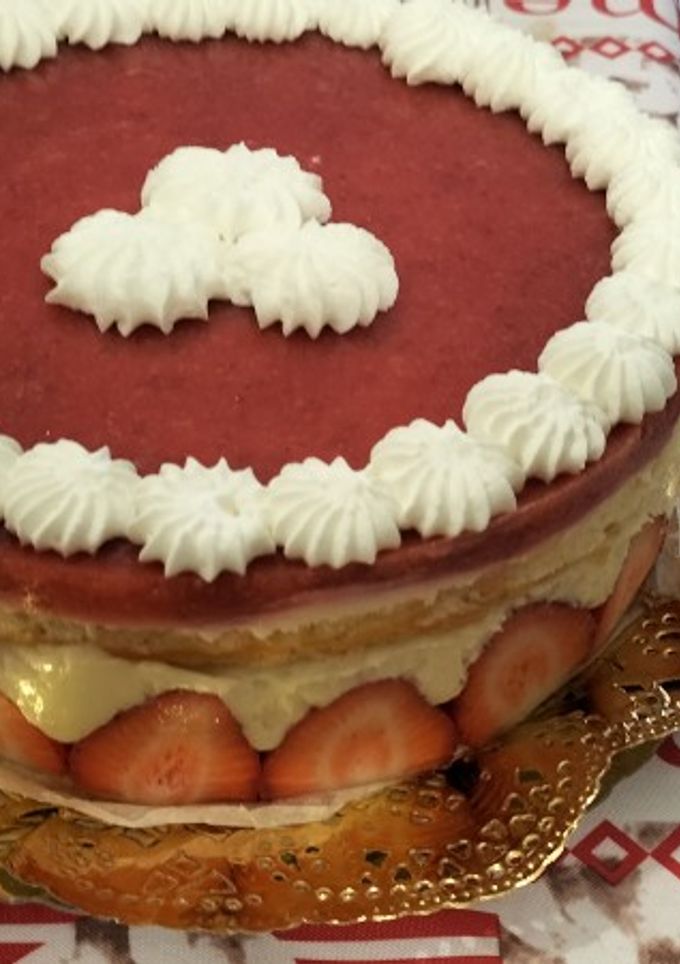 Una foto de Tarta de crema pastelera y fresa