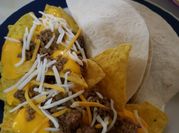 Una foto de carne para nachos con queso