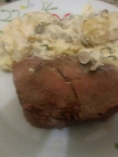 Una foto de Papas gratinadas con champiñones y carne al horno