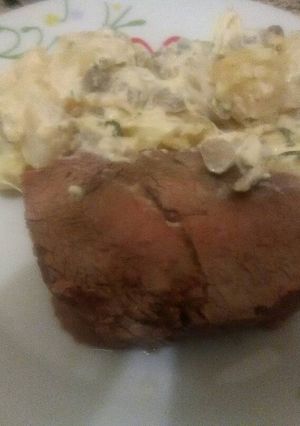 Una foto de Papas gratinadas con champiñones y carne al horno