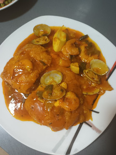 Una foto de Merluza a la cazuela con salsa de tomate a mi estilo
