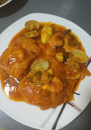 Una foto de Merluza a la cazuela con salsa de tomate a mi estilo