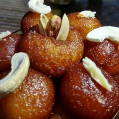 A picture of Gulab jamun.