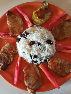 Una foto de Lomo adobado con arroz