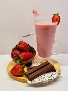 عکسی از دستور شیر توت فرنگی🍶🍓