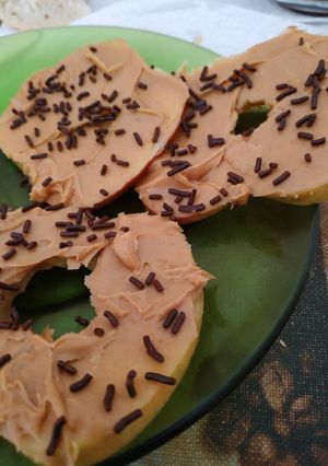 Una foto de Manzana con crema de cacahuete