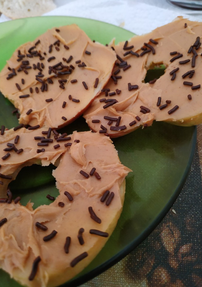 Una foto de Manzana con crema de cacahuete